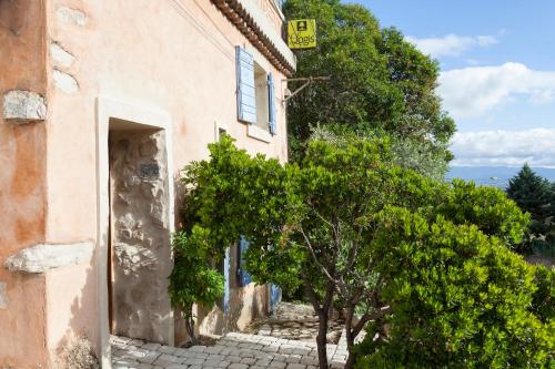 Logis Le Mas Et La Flambee Du Luberon Hotel de charme Meyrargues