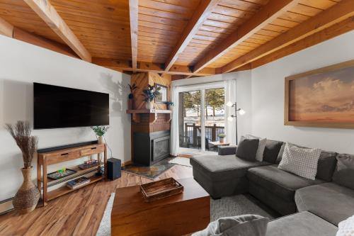 Treehouse #107, Building G by Summit Country Mountain Retreats in Silverthorne, USA