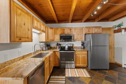 Treehouse #107, Building G by Summit Country Mountain Retreats in Silverthorne, USA