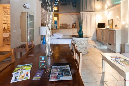 Logis Le Mas Et La Flambee Du Luberon The 3-star Logis Le Mas Et La Flambee Du Luberon offers comfort and convenience whether youre on business or holiday in Venelles. The hotel has everything you need for a comfortable stay. All the nec