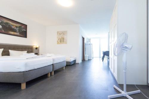 1 double bed, 2 twin beds