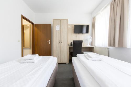 2 twin beds