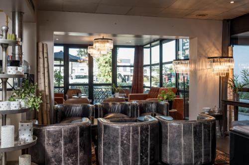 Общ салон/телевизионна зона, Hotel Acadie Eragny in Ераньи