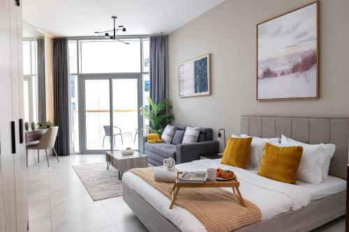 Urban Living with Balcony, Pool, and Quick Access to Burj Khalifa, Дубай