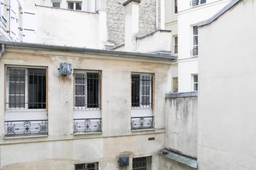 Bright and central studio for 4 in Paris - image 7