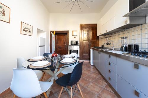 Palazzo Troisi Historic Apartment - Home Cinema in Arienzo