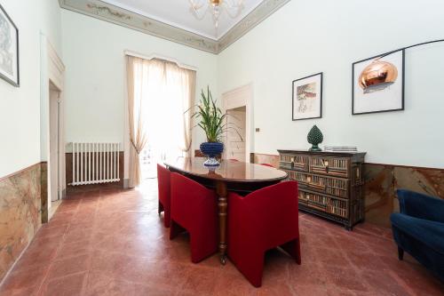 Palazzo Troisi Historic Apartment - Home Cinema in Arienzo