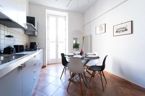 Palazzo Troisi Historic Apartment - Home Cinema in Arienzo