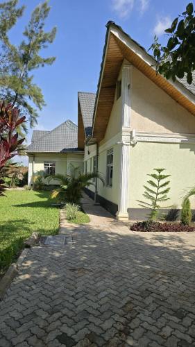 Viesnīcas āriene, Ado Hotel in Busia