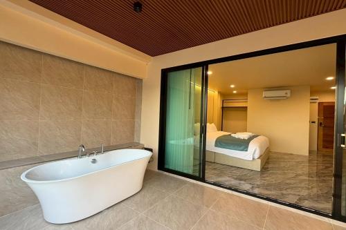 room detail thumbnail 2