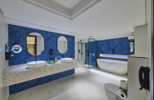 Shower, Ramada Hotel & Suites By Wyndham Dubai JBR in Dubai