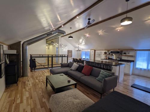Hay Loft in Historic Barn - 4 Minutes to Legoland in 戈申