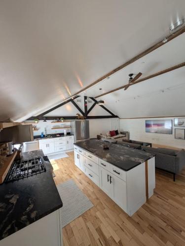 Hay Loft in Historic Barn - 4 Minutes to Legoland in 戈申