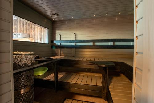 Golden Crown - Levin Iglut in Леви