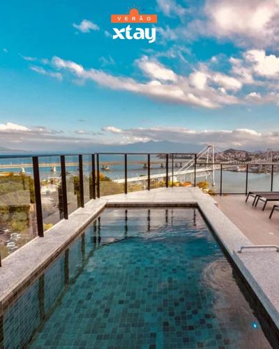 Swimmingpool, The Bridge by Xtay - Estúdio completo, proximo a Arena Opus com Wi-Fi rápido, piscina, academia (The Bridge by Xtay -Estudios em Floripa com Piscina no Rooftop e Academia Completa, e facil acesso a) in Florianopolis