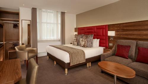 1 queen bed, 1 sofa bed