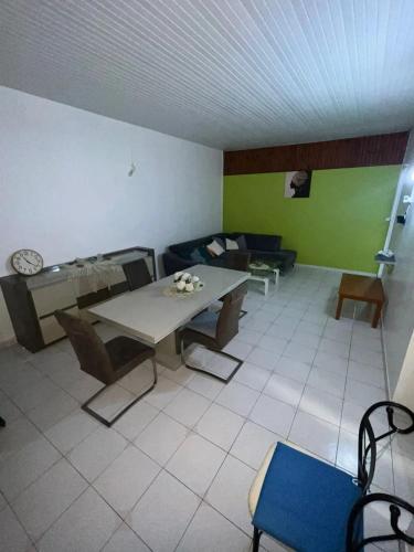 Appartement charmant à Le François 80 m² vue sur jardin - image 2