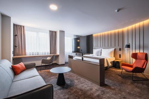 Suite, executive, pool