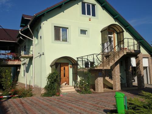 Ieeja, Casa cu pauni in Argeşelu