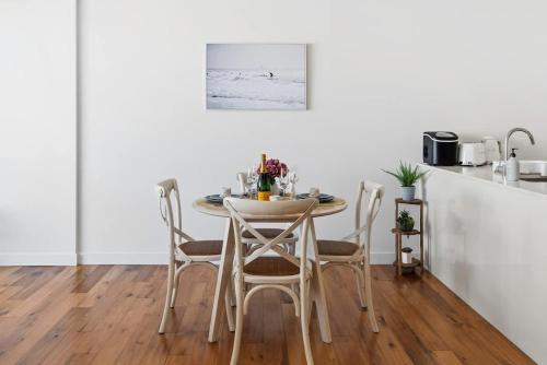 Port Melbourne 2BR Apt Coastal Views Walk to Beach in South Melbourne
