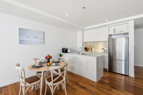 Port Melbourne 2BR Apt Coastal Views Walk to Beach in South Melbourne