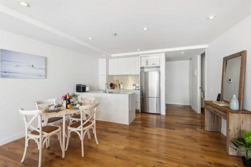 Port Melbourne 2BR Apt Coastal Views Walk to Beach in South Melbourne