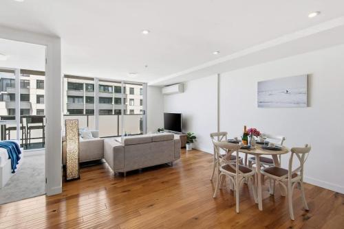 Port Melbourne 2BR Apt Coastal Views Walk to Beach in South Melbourne