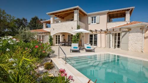 Family villa Rapavel with pool in Visnjan – khách sạn tại Tinjan