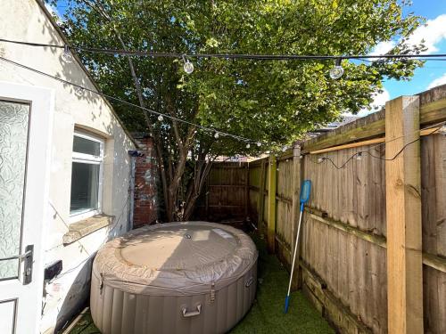 Peaceful Hot Tub Retreat with Private Garden – khách sạn tại Canton