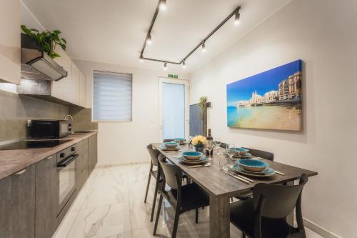 NEW - Only Suites Modern 2-Bedroom Maiosnette with Private heated Jacuzzi by SF Homes - Location saisonnière - San Ġiljan