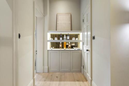 Stylish Georgian Main Door Apartment - image 11