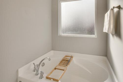 Quiet & Comfy Spring Hill Townhome w/ WFH Setup in Springhila (TN)