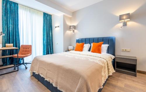 1 queen bed, 1 sofa bed