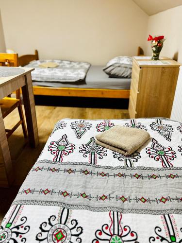 1 double bed, 2 twin beds