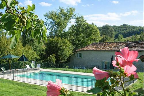 Grand gîte avec piscine entre Charente et Périgord gîte à louer Salles-Lavalette