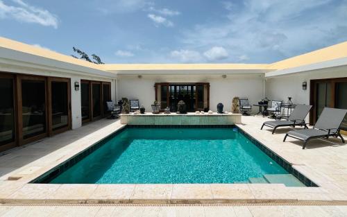 Piscina, Luxurious Villa Duplex in Quiet East End in Santa Cruz