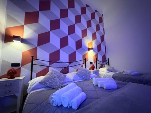 1 queen bed, 1 twin bed