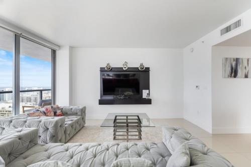 Relaxation at its Finest - Oceanview Condo #1206 in Golden Bay with FREE PARKING in Sunny Isles Beach, USA