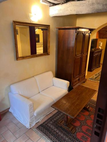 Colosseum Imperial Stone Apartment