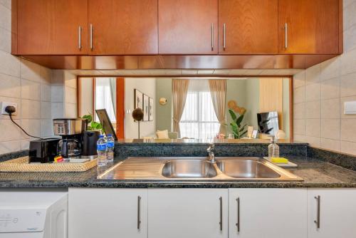 JLT Cozy and Modern 1BR Pool and Gym Walk to Metro - image 2
