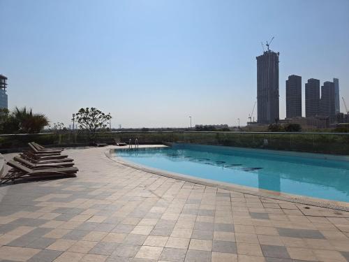 JLT Cozy and Modern 1BR Pool and Gym Walk to Metro - image 3