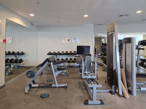 JLT Cozy and Modern 1BR Pool and Gym Walk to Metro - image 10