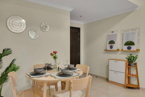 Business Bay 1 BR on Canal 7 min to Dubai Mall - image 4