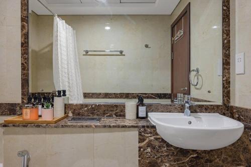Business Bay 1 BR on Canal 7 min to Dubai Mall - image 13
