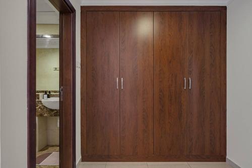 Business Bay 1 BR on Canal 7 min to Dubai Mall - image 6