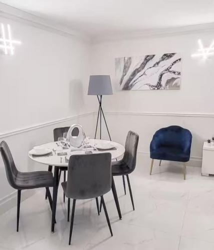 Homely 2 Bedroom Apartment in Canary Wharf - main image