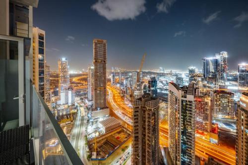 Luxury 2 bed 5 mins walk to Dubai Mall and Burj Khalifa - image 4