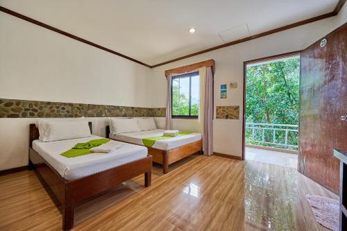 1 double bed, 1 twin bed