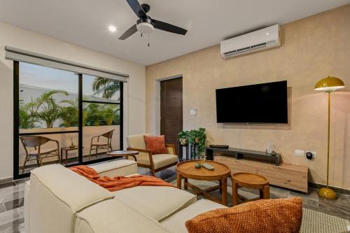 Modern 3 Br apartment near the airport with pool