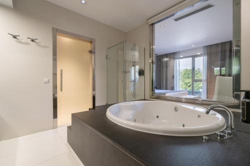 熱水浴缸, 平托阿里納斯歐洲之星酒店 (Hotel Eurostars Arenas de Pinto) in 平托